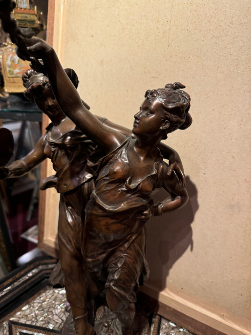 "Due musiciste", bronzo con patina di medaglia firmato DUMAIGE, 1880 ca.