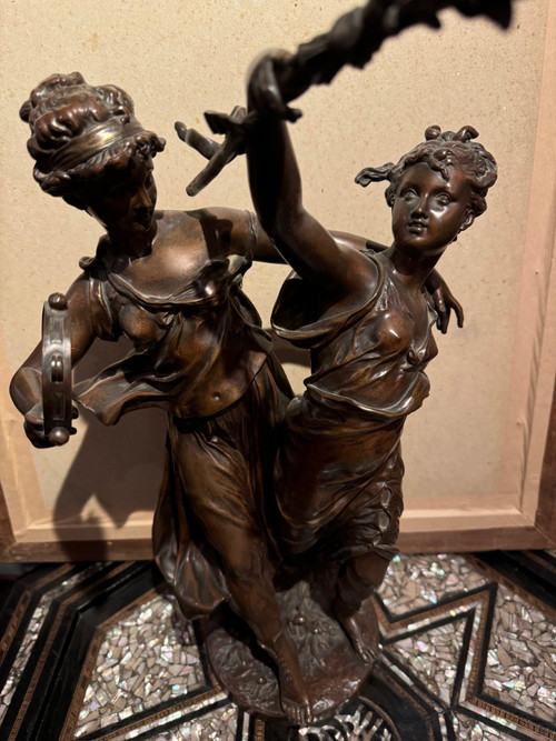 "Due musiciste", bronzo con patina di medaglia firmato DUMAIGE, 1880 ca.