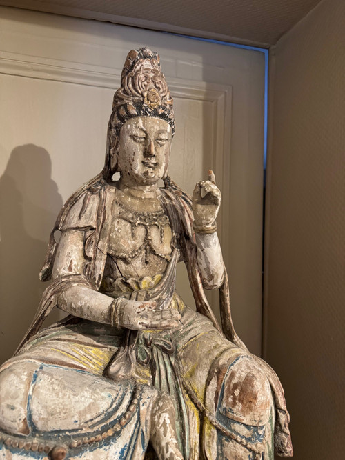 Guanyin in legno intagliato, stile Ming, fine XIX secolo.