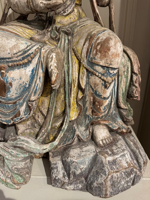 Guanyin in legno intagliato, stile Ming, fine XIX secolo.