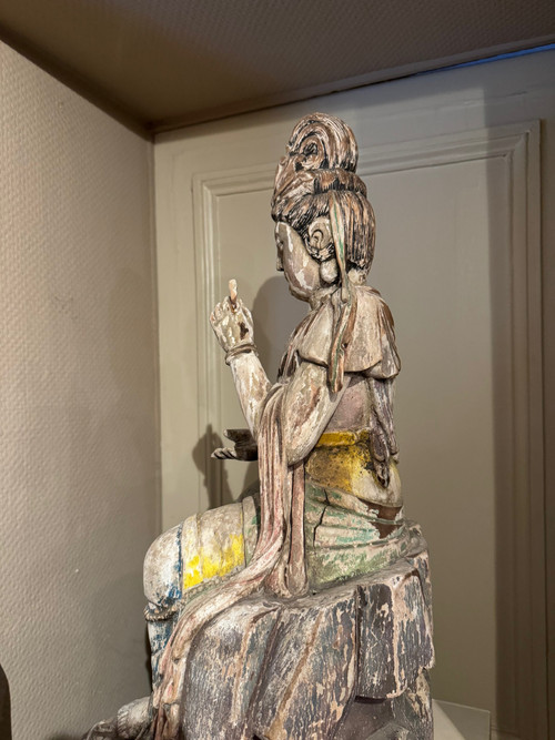 Guanyin in legno intagliato, stile Ming, fine XIX secolo.