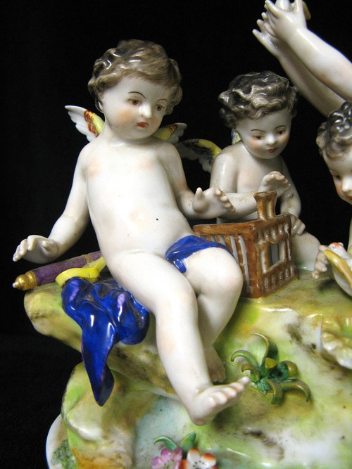 Gruppo di putti con uccelli in porcellana di Rudolstadt.