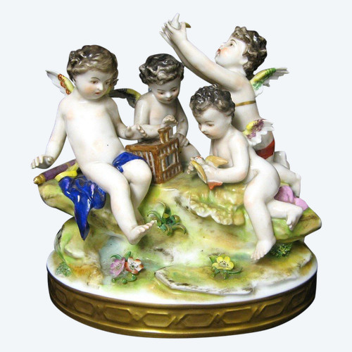 Gruppo di putti con uccelli in porcellana di Rudolstadt.