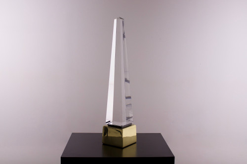 Lampada "Obelisco" in lucite.