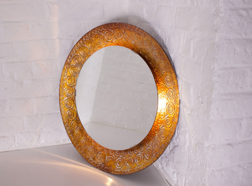 Illuminated mirror in gold glass