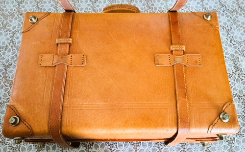 Valise en cuir pour homme ou femme milieu XXème