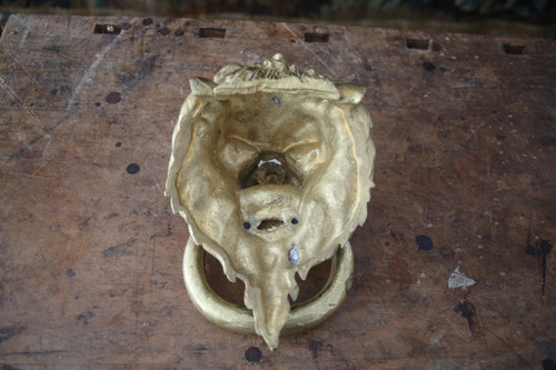 Gilt bronze knocker with lion's head, work from the 20th century.