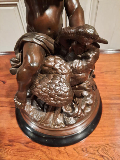 Scultura regoliera del XIX secolo raffigurante un putti che cavalca un cigno.