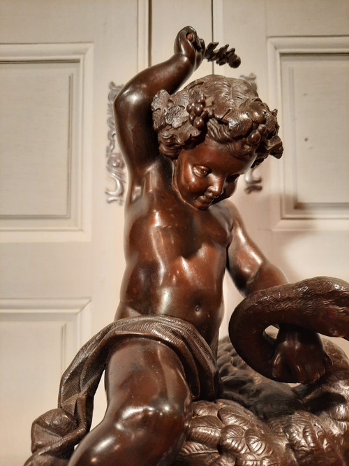 Scultura regoliera del XIX secolo raffigurante un putti che cavalca un cigno.