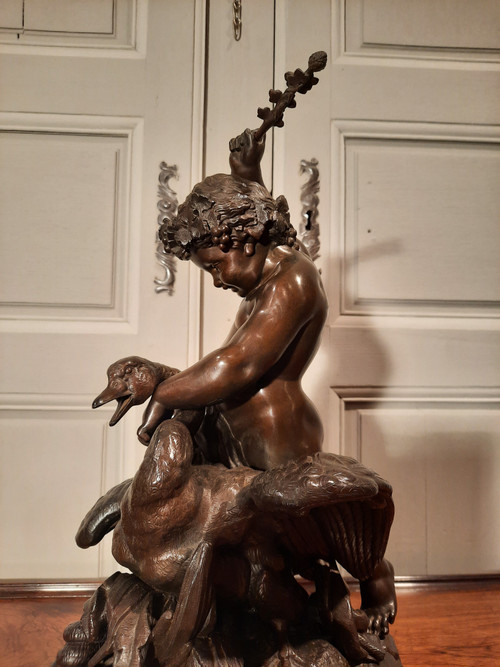 Scultura regoliera del XIX secolo raffigurante un putti che cavalca un cigno.