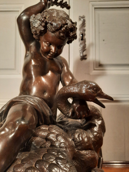 Scultura regoliera del XIX secolo raffigurante un putti che cavalca un cigno.