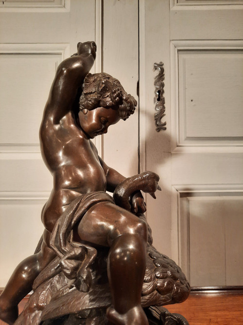 Scultura regoliera del XIX secolo raffigurante un putti che cavalca un cigno.