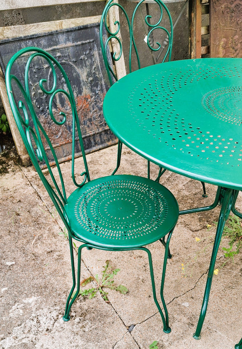 Salon de jardin en fer forgé suite de quatre chaises et une table année 60