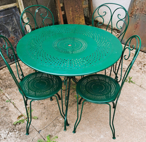 Salon de jardin en fer forgé suite de quatre chaises et une table année 60