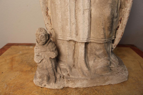 Statua in pietra raffigurante un vescovo o un santo del XVII secolo