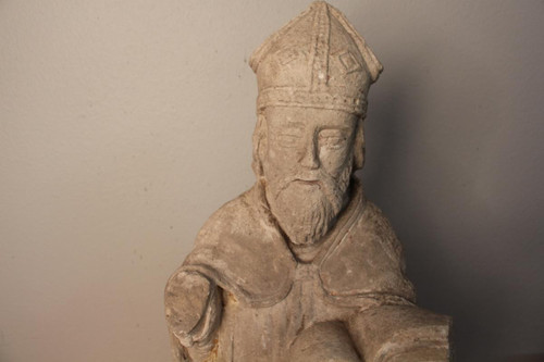 Statua in pietra raffigurante un vescovo o un santo del XVII secolo