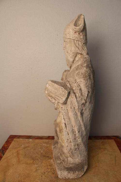 Statua in pietra raffigurante un vescovo o un santo del XVII secolo