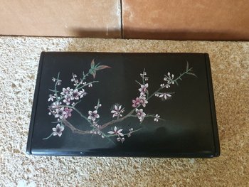 Nguyen Thanh Lee , Lacquer Box , XX°.