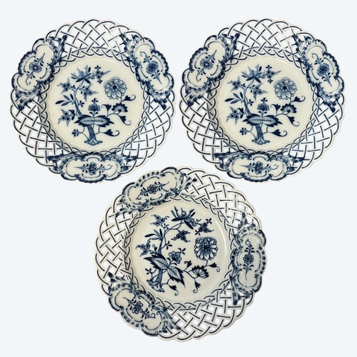 3 assiettes ajourées en porcelaine de Meissen à décor de fleurs d’oignons