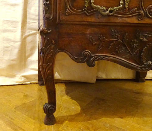 Small Provençal Sauteuse Chest of Drawers Walnut Carved Bronze Shells 18th century