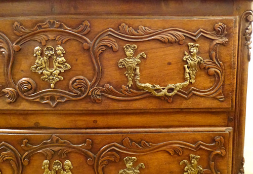 Small Provençal Sauteuse Chest of Drawers Walnut Carved Bronze Shells 18th century