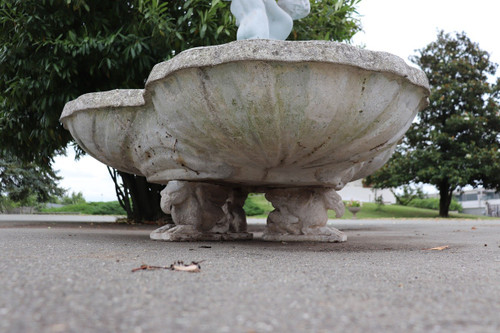 Fontana da giardino neoclassica con statua