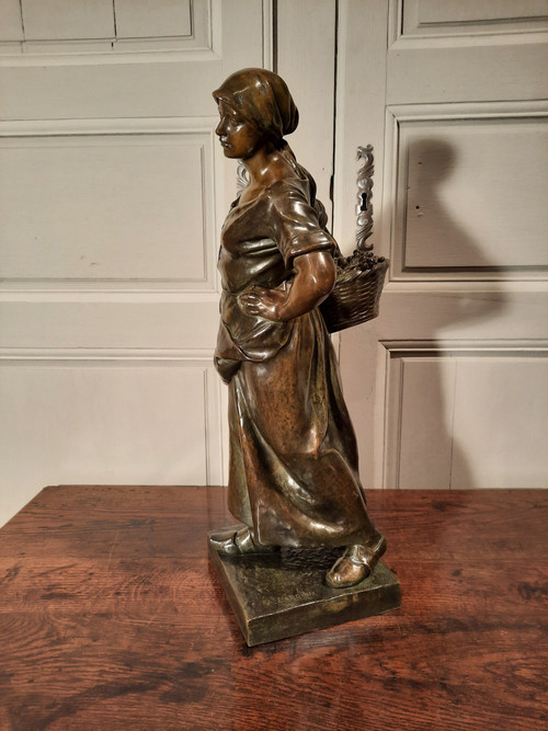 Bronze mit der Darstellung „La Vendangeuse“, signiert von Antonin Larroux (1859-1937).