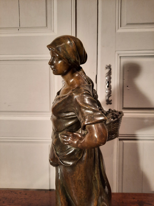 Bronze mit der Darstellung „La Vendangeuse“, signiert von Antonin Larroux (1859-1937).