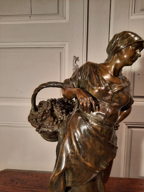 Bronze mit der Darstellung „La Vendangeuse“, signiert von Antonin Larroux (1859-1937).