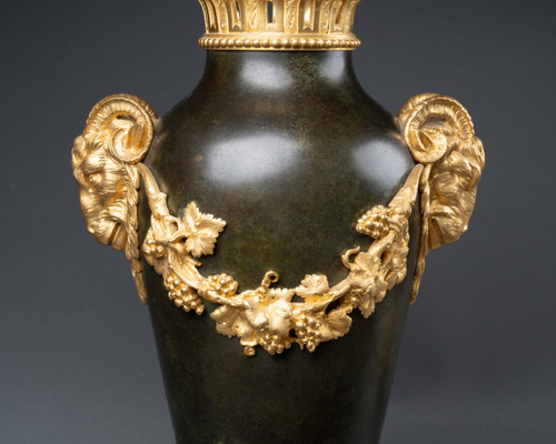 Paire de vases néoclassiques en bronze et bronze doré, fin XIXe / début XXe siècle 