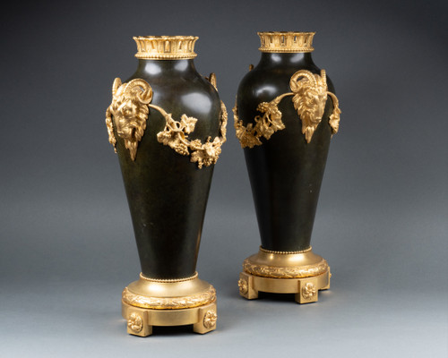 Paire de vases néoclassiques en bronze et bronze doré, fin XIXe / début XXe siècle 