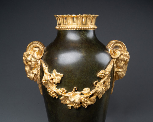 Paire de vases néoclassiques en bronze et bronze doré, fin XIXe / début XXe siècle 