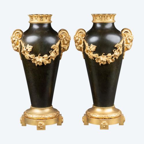 Paire de vases néoclassiques en bronze et bronze doré, fin XIXe / début XXe siècle 