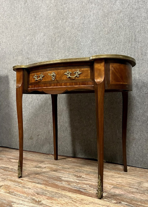 Bureau de forme rognon style Louis XV en marqueterie toutes faces vers 1850. 