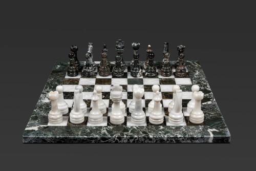 Ensemble de jeu d'échecs en marbre noir zébré et blanc;