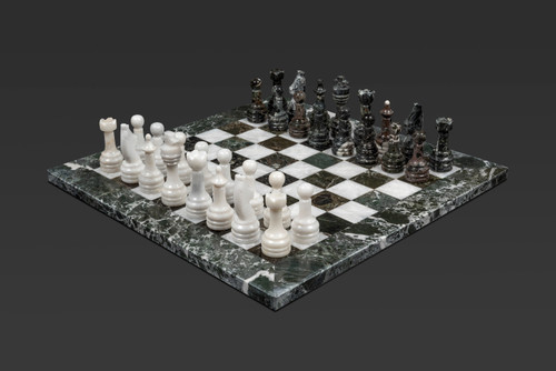 Ensemble de jeu d'échecs en marbre noir zébré et blanc;