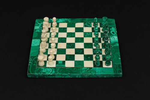 Petit plateau carré d’échecs en malachite et en marbre :