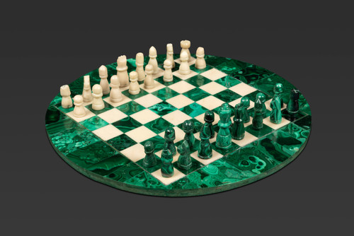 Petit plateau rond d’échecs en malachite et en marbre :