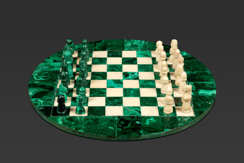 Petit plateau rond d’échecs en malachite et en marbre :