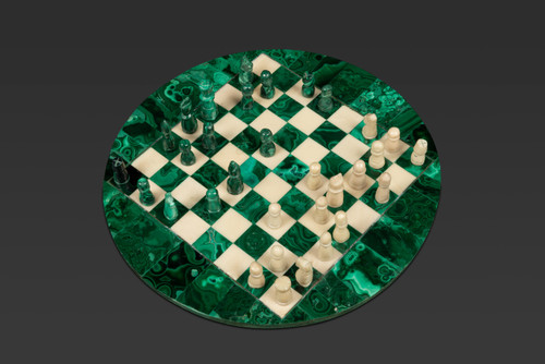 Petit plateau rond d’échecs en malachite et en marbre :