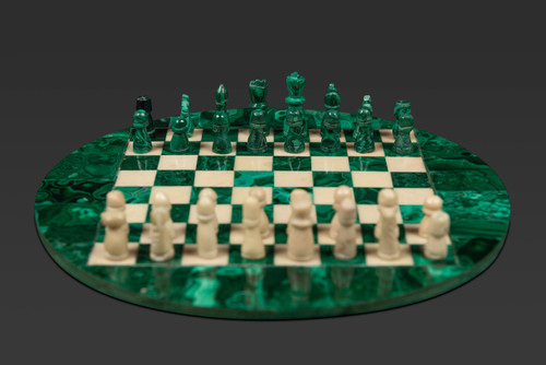 Petit plateau rond d’échecs en malachite et en marbre :