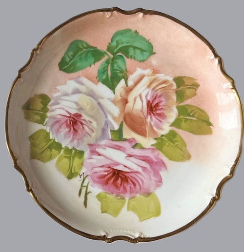 Deux assiettes en porcelaine peinte, richement décorée 