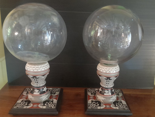 Anciennes boules de cristal pharmacie pour le parfum socles d'exceptions