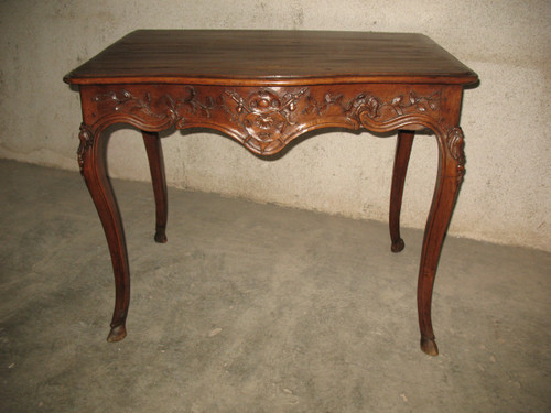 Louis XV period Provençal console in honey-coloured walnut, curved and carved 18th century