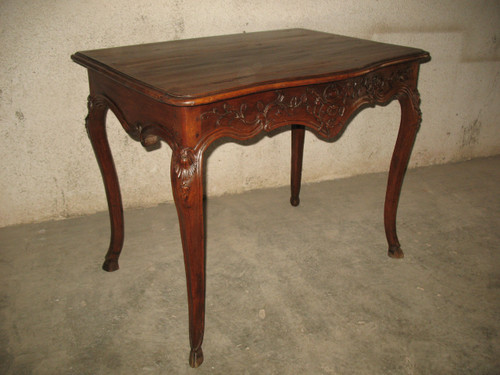 Louis XV period Provençal console in honey-coloured walnut, curved and carved 18th century