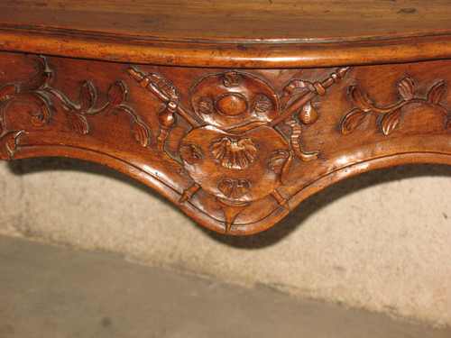 Louis XV period Provençal console in honey-coloured walnut, curved and carved 18th century