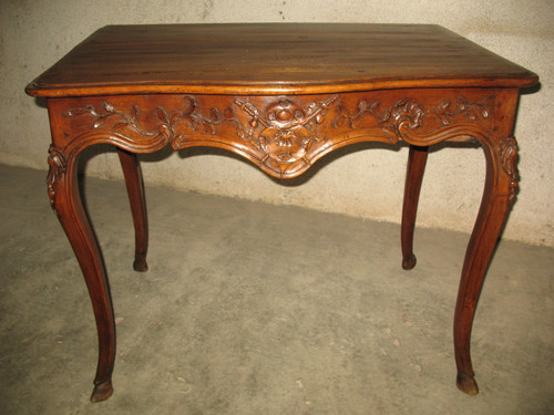 Louis XV period Provençal console in honey-coloured walnut, curved and carved 18th century