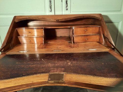 Louis XV sloping desk in natural wood from the 18th century.