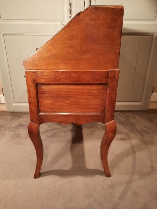 Louis XV sloping desk in natural wood from the 18th century.