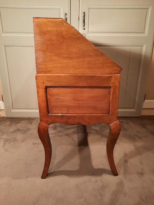 Louis XV sloping desk in natural wood from the 18th century.